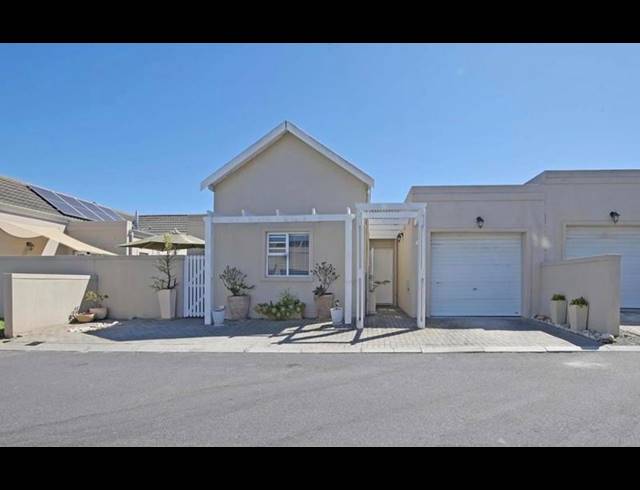 3 BEDROOM TOWNHOUSE FOR SALE IN BURGUNDY ESTATE